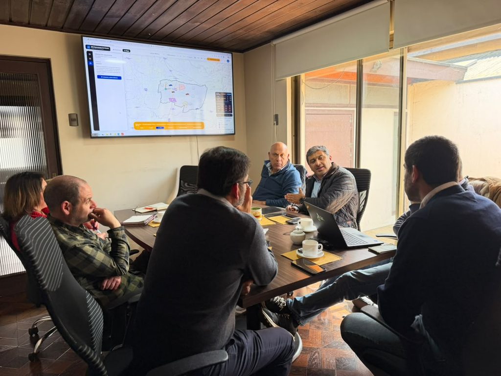 Reunion entre autoridades municipales y representantes de CMPC para presentar el sistema de monitoreo contra incendios forestales