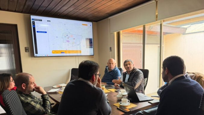 Reunion entre autoridades municipales y representantes de CMPC para presentar el sistema de monitoreo contra incendios forestales