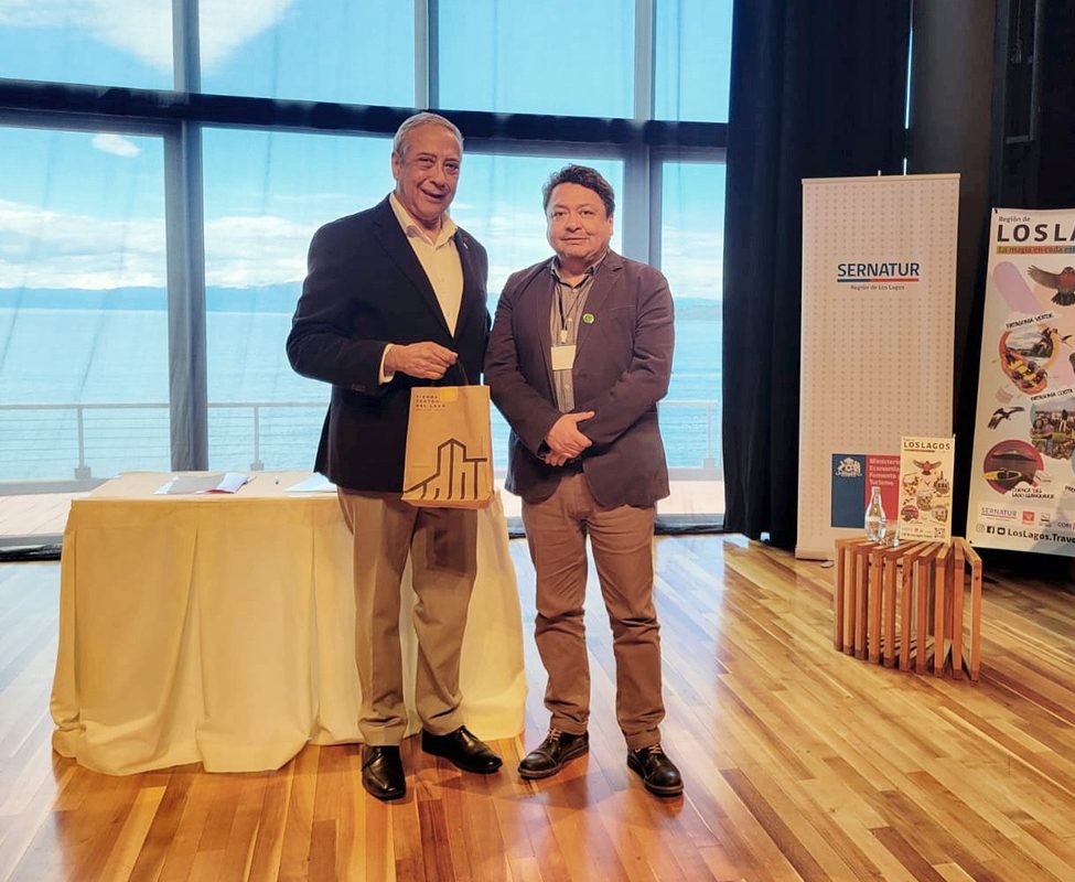 Participantes en el Encuentro Regional de Gobernanza Turística en el Teatro del Lago de Frutillar
