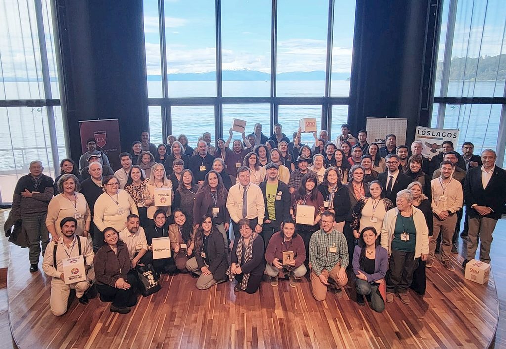 Participantes en el Encuentro Regional de Gobernanza Turística en el Teatro del Lago de Frutillar