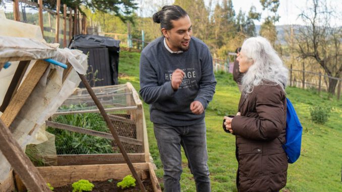 Vecinos y niños participando en talleres de cultivo sustentable en la escuela comunitaria de Temuco