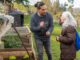 Vecinos y niños participando en talleres de cultivo sustentable en la escuela comunitaria de Temuco