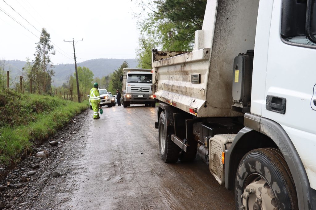 Transporte escolar atascado en camino rural deteriorado en Villarrica