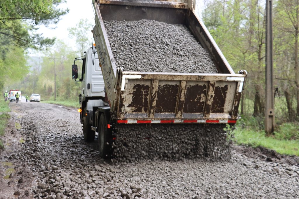 Transporte escolar atascado en camino rural deteriorado en Villarrica