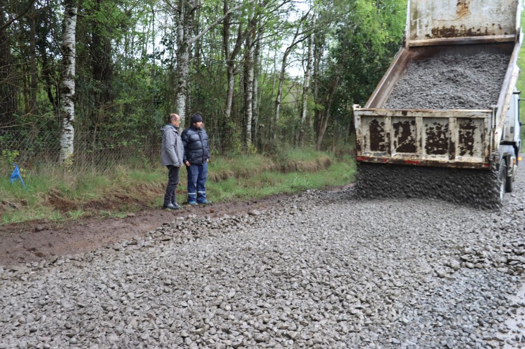 Transporte escolar atascado en camino rural deteriorado en Villarrica
