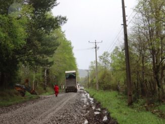 Transporte escolar atascado en camino rural deteriorado en Villarrica
