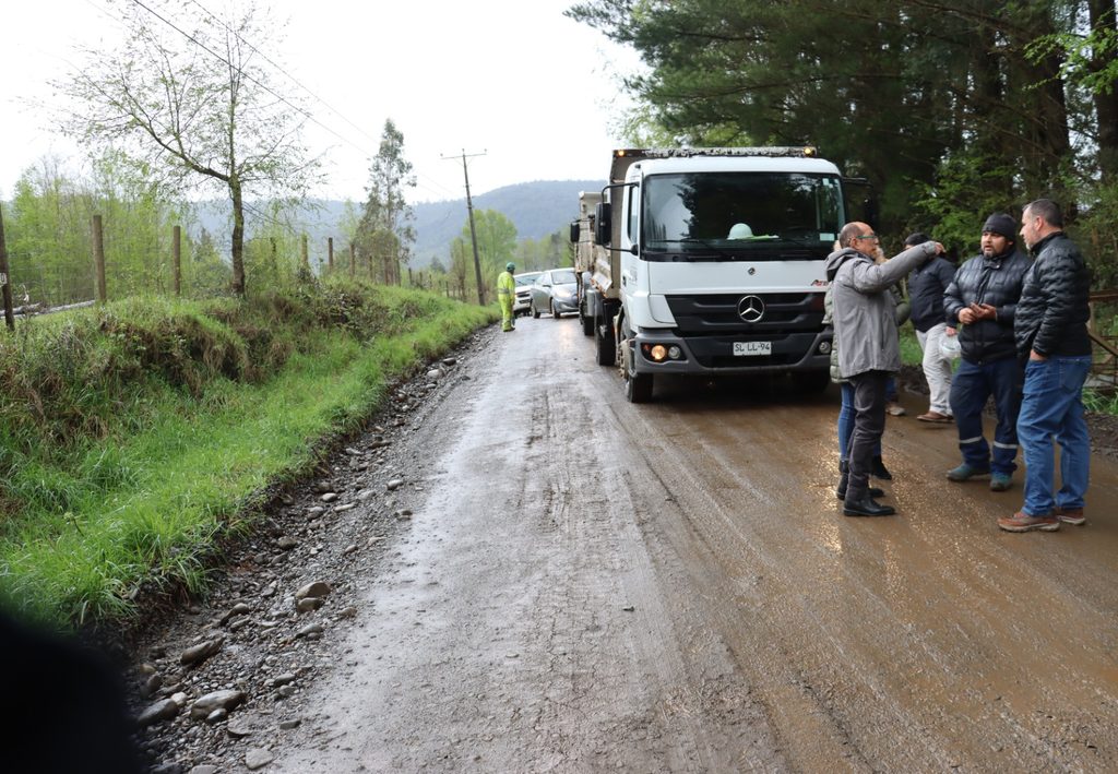 Transporte escolar atascado en camino rural deteriorado en Villarrica