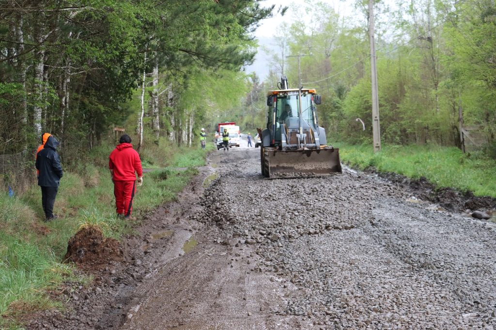 Transporte escolar atascado en camino rural deteriorado en Villarrica