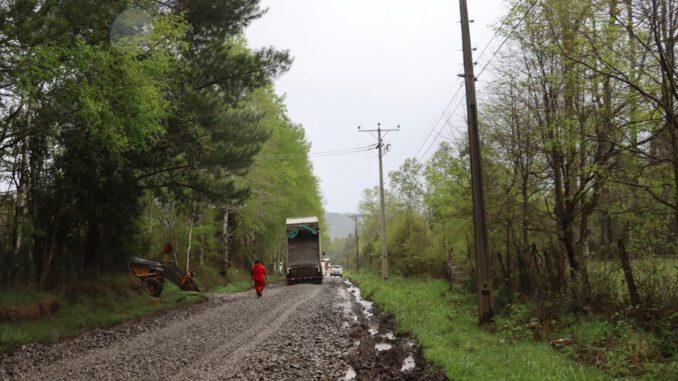 Transporte escolar atascado en camino rural deteriorado en Villarrica