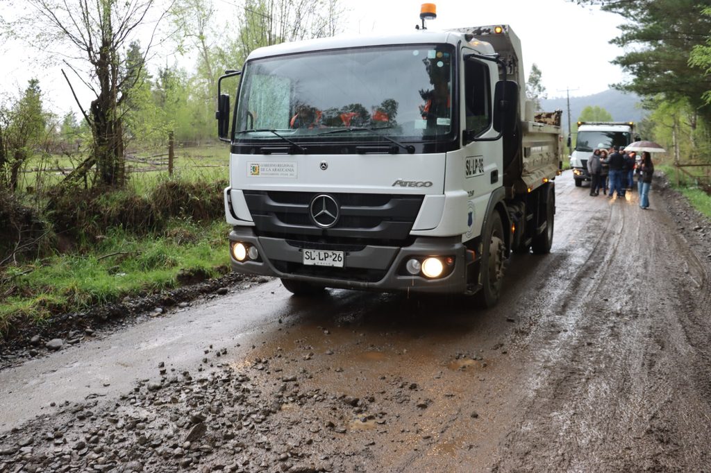 Transporte escolar atascado en camino rural deteriorado en Villarrica