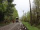 Transporte escolar atascado en camino rural deteriorado en Villarrica