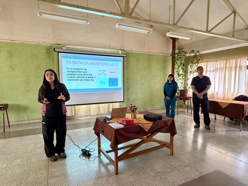 Adultos mayores participando en taller de tenencia responsable de mascotas en Victoria