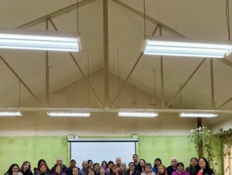 Adultos mayores participando en taller de tenencia responsable de mascotas en Victoria