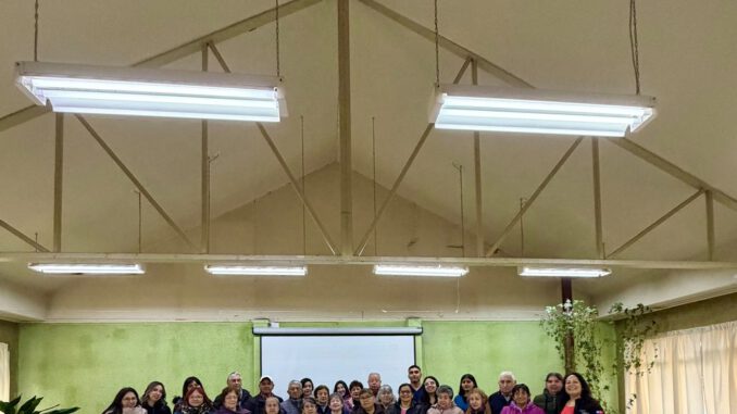 Adultos mayores participando en taller de tenencia responsable de mascotas en Victoria