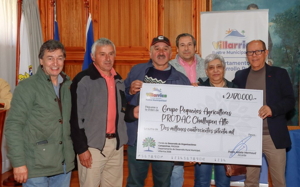 Entrega oficial de fondos municipales a organizaciones rurales en Villarrica