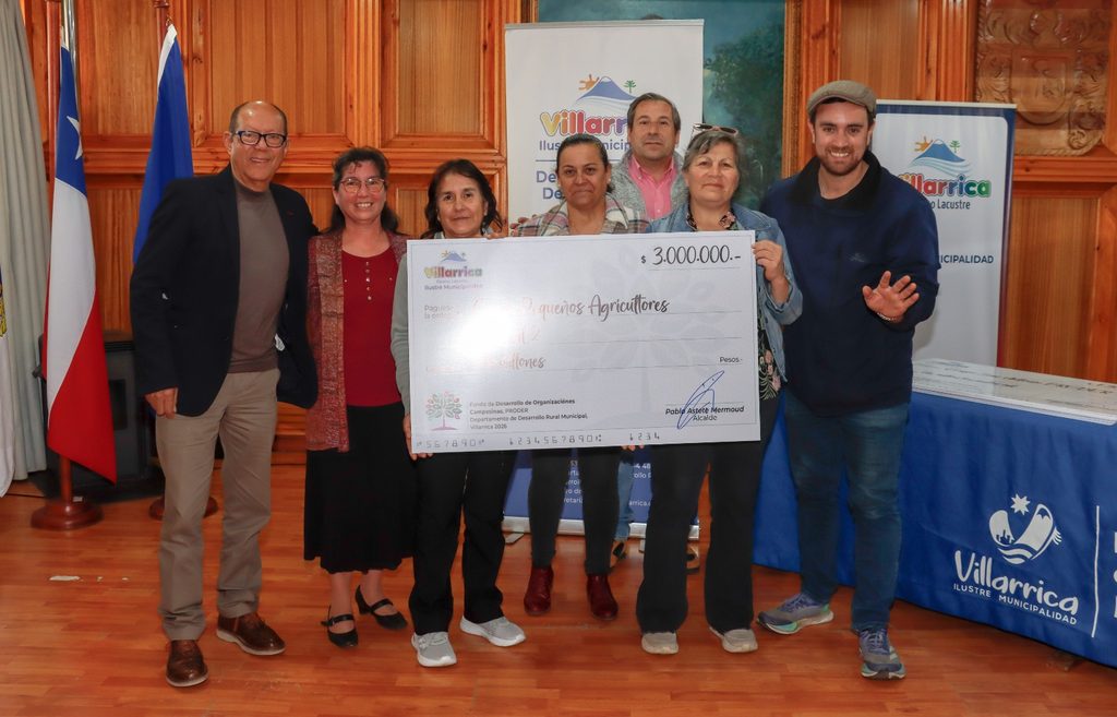 Entrega oficial de fondos municipales a organizaciones rurales en Villarrica