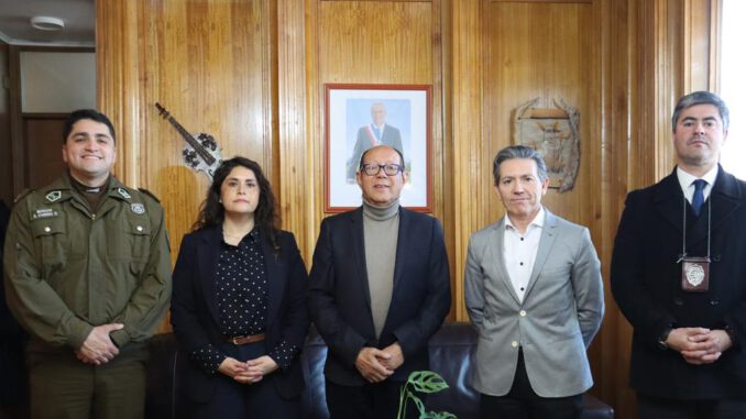 Autoridades locales y policiales reunidas en Villarrica para coordinar nuevas medidas de seguridad comunal