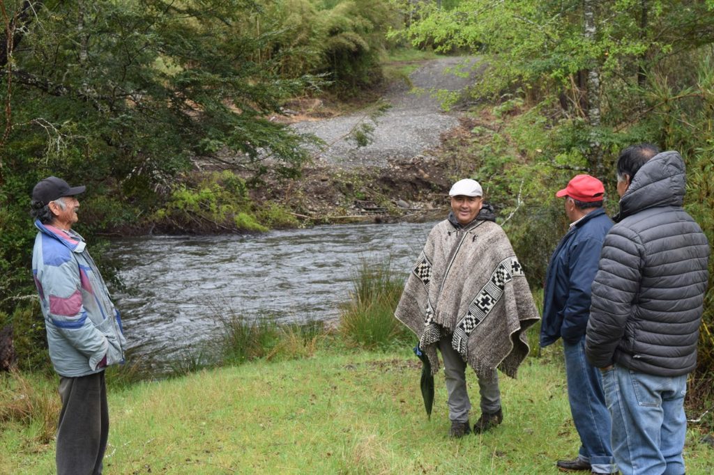 Vecinos y autoridades municipales inspeccionan el terreno para la construcción del puente sobre el río Long-Long