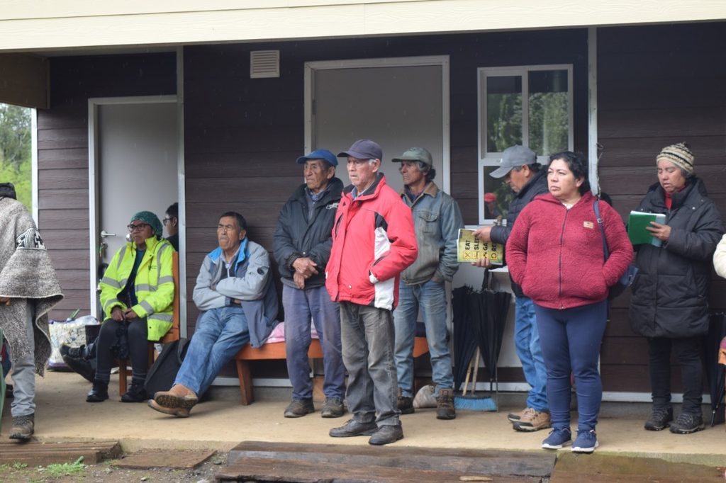 Vecinos y autoridades municipales inspeccionan el terreno para la construcción del puente sobre el río Long-Long