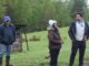 Vecinos y autoridades municipales inspeccionan el terreno para la construcción del puente sobre el río Long-Long