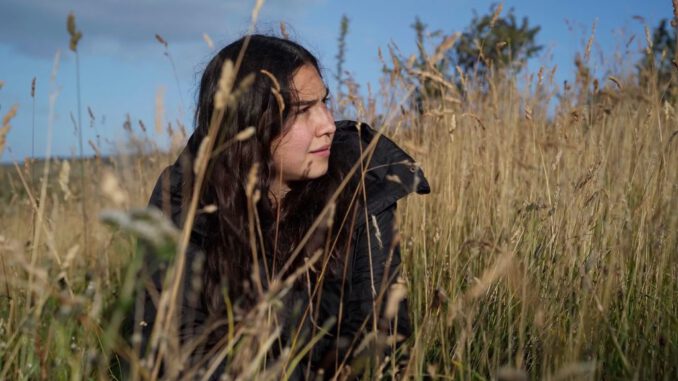 Cartel y proyección del documental chileno Vuelvo donde nunca estuve sobre la cultura Selk nam